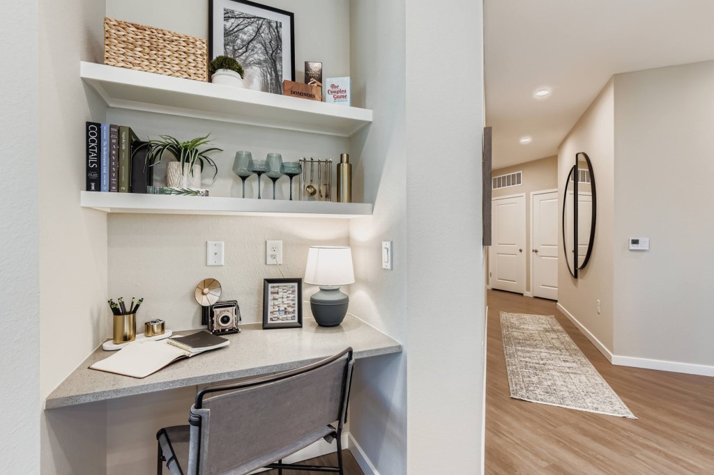 2300-hooks-street-print-quality-027-079-unit-1210-living-room