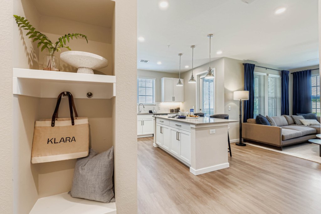 2300-hooks-street-print-quality-039-106-unit-1210-hallway