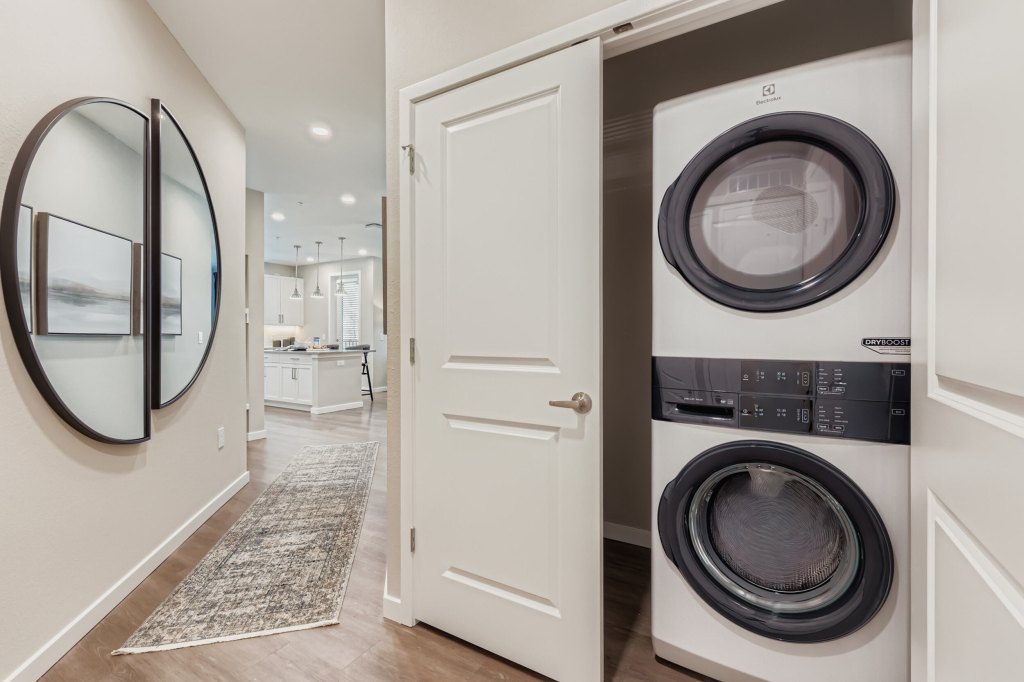 2300-hooks-street-print-quality-040-108-unit-1210-hallway