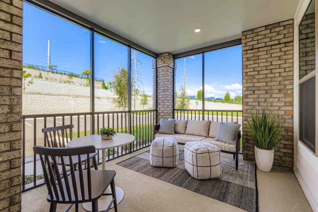 2300-hooks-street-print-quality-042-112-unit-1210-balcony