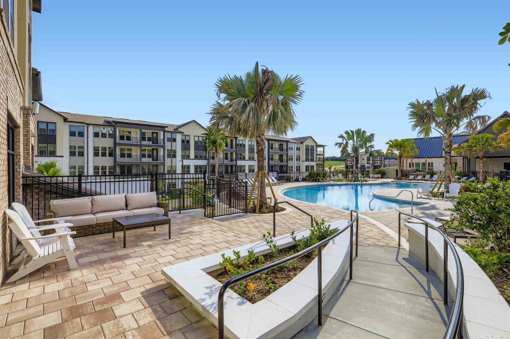 2300-hooks-street-print-quality-043-113-exterior-pool